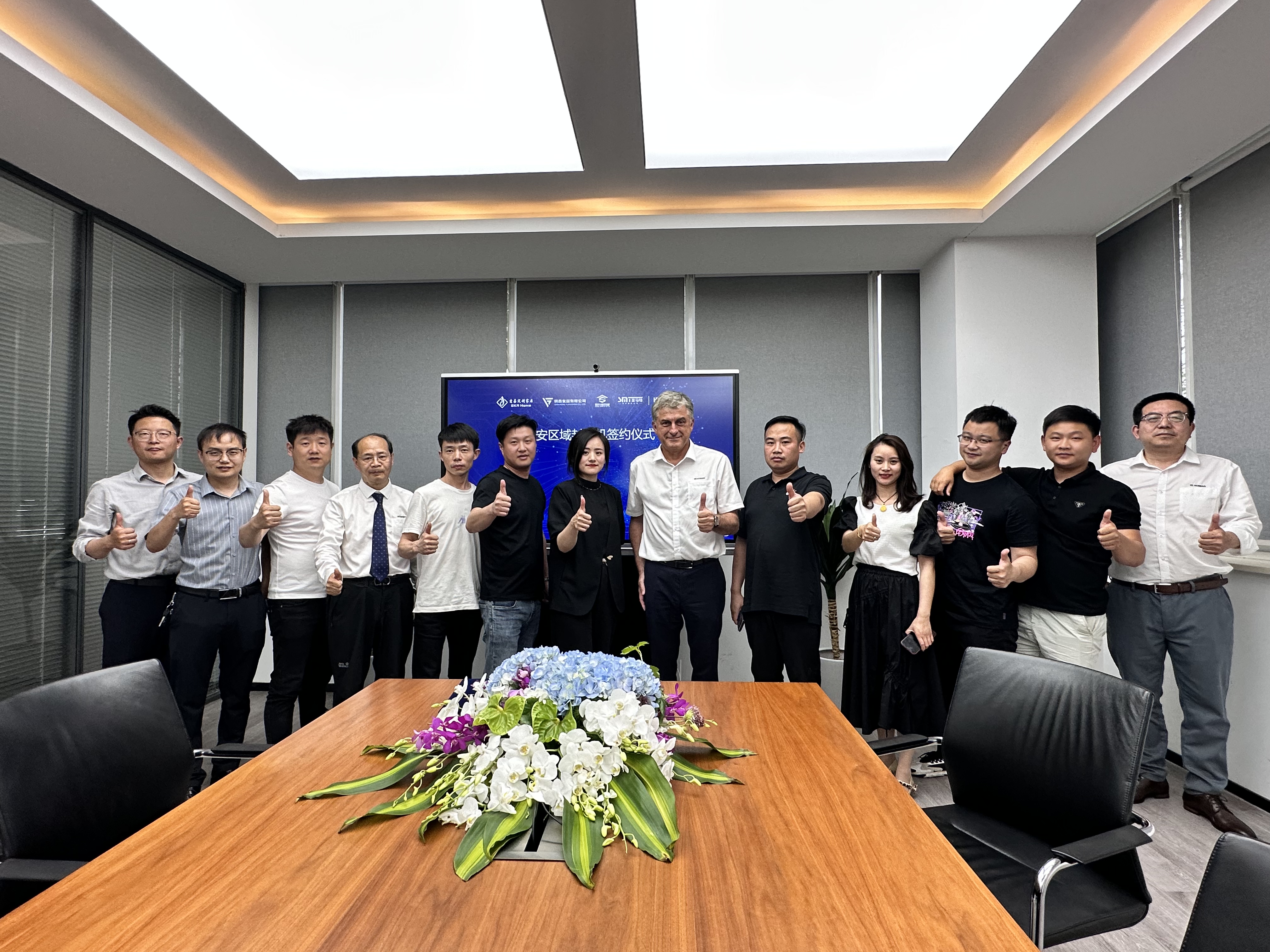 太火爆了！西安4家企業(yè)又同時(shí)引進(jìn)豪邁高端封邊機(jī)